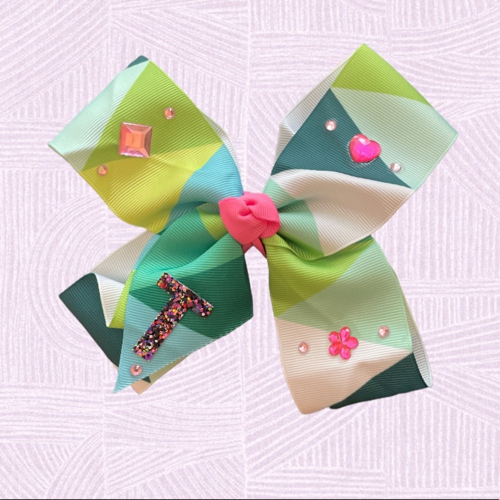 💚 Handcrafted 5 inch hair bow with glitter letter “T” 🎀